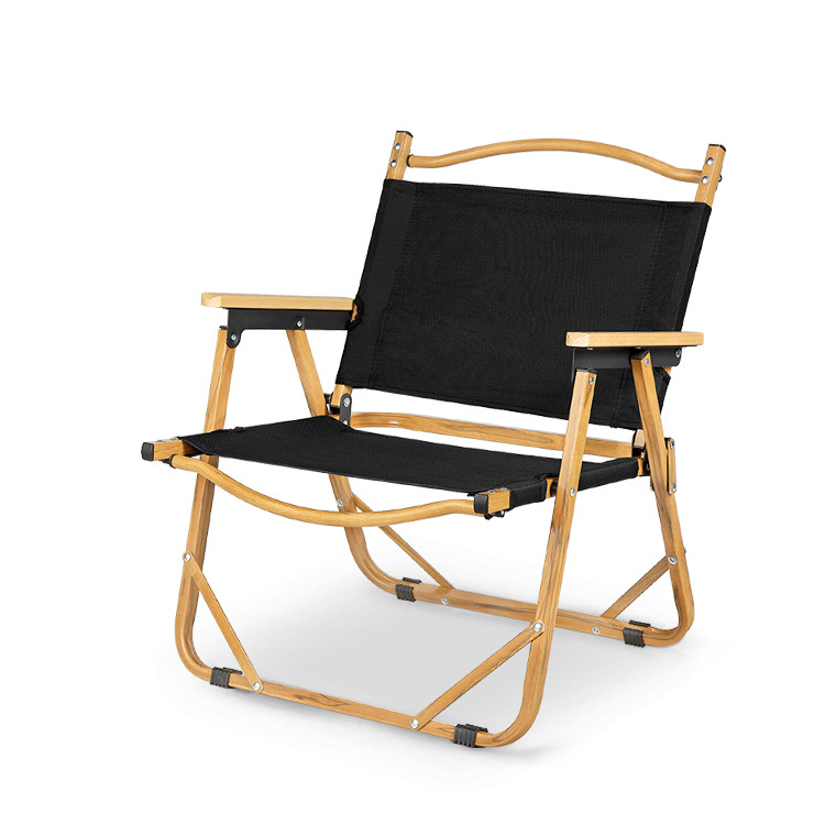 Kerusi perkhemahan pantai yang dilipat di luar rumah mudah alih